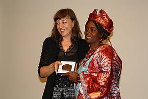 Rugiatu Neneh Turay ist die Preisträgerin des Alice Salomon Award 2010 Theda Borde übergibt den Alice Salomon Award an Rugiatu Neneh Turay.
