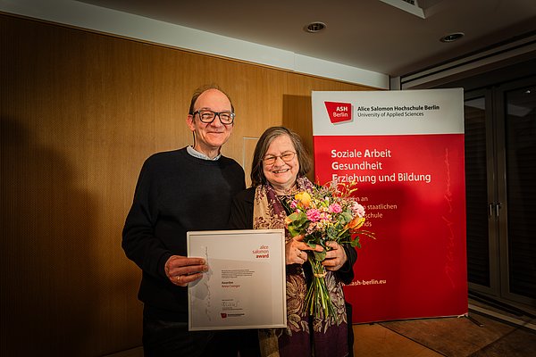 Anna Csongor mit ihrem Ehemann auf der Bühne des Audimax