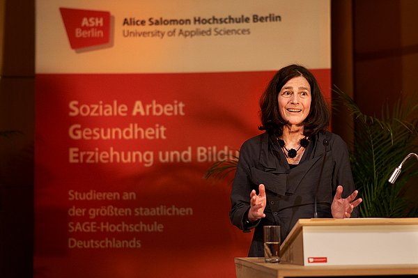 Bettina Völter steht hinter dem Rednerpult und hält ihre Ansprache