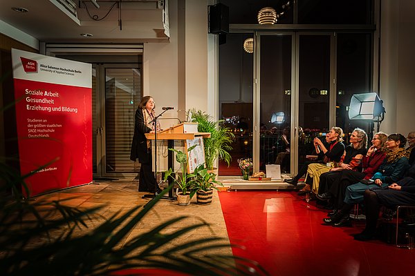 Anna Csongor auf der Bühne des ASH-Audimax