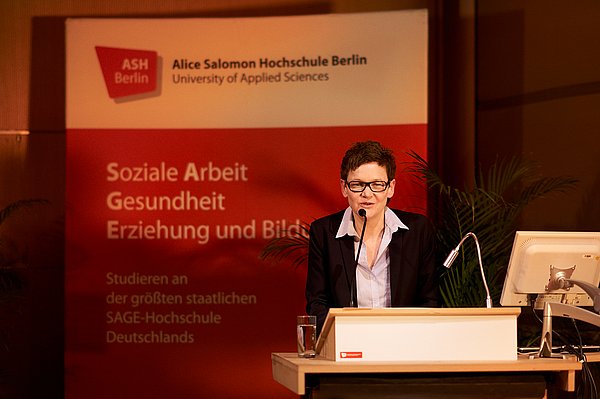 Maxi Obexer steht hinter dem Rednerpult und hält ihre Lesung