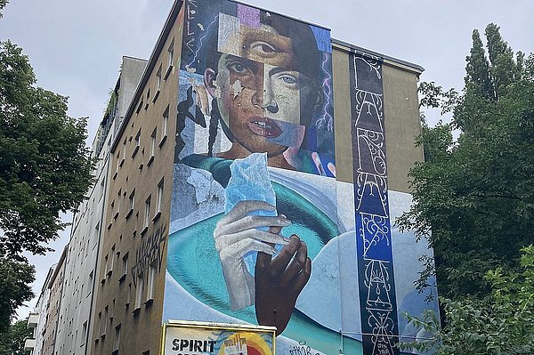 Streetartbild auf einem Berliner Haus
