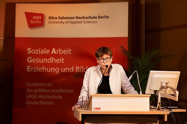Andrea Roedig steht hinter dem Rednerpult und trägt die Jurybegründung vor