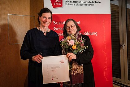 Bettina Völter und Anna Csongor stehen nebeneinander auf der Bühne des ASH-Audimax