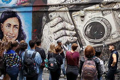 Studierende bei Street Art Tour