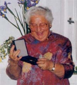 Alice Shalvi Preisträgerin 2001 Alice Shalvi hält den Alice Salomon Award in der Hand.