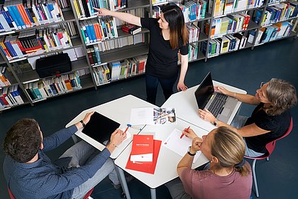 Menschen in der Bibliothek Menschen in der Bibliothek
