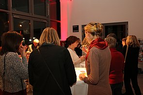 Einige Gäste der Preisverleihung beim anschließenden Get-Together 