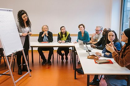 Ein Seminar wird abgehalten.