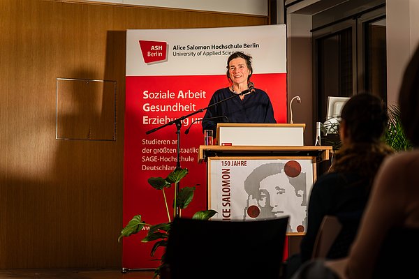 Bettina Völter auf der Bühne des ASH-Audimax