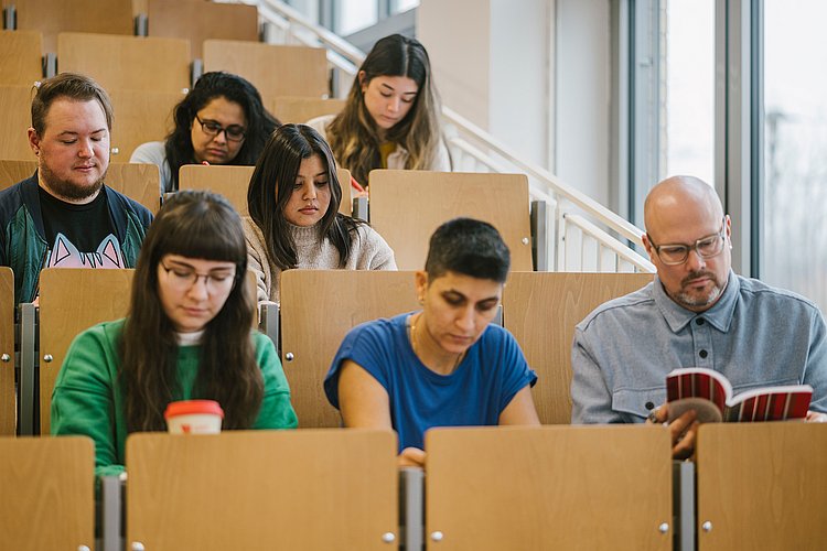 Eine Gruppe Studierender im Hörsaal.