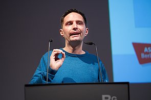 Angelo Algieri, Sprecher der Jury, trägt die Begründung der Jury vor
