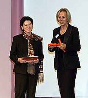 Barbara Lochbihler ist Preisträgerin 2008 Christine Labonté-Roset übergibt den Alice Salomon Award an Barbara Lochbihler.