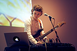 Musikbeitrag von GOLDEN DISKÓ SHIP - Projektion, Gitarre, Gesang, Elektronik