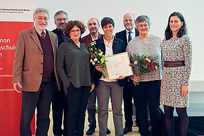 Die Preisträgerin mit Hochschulleitung, Jury und Laudator