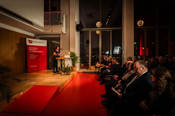 Barbara Schäuble auf der Bühne des ASH-Audimax