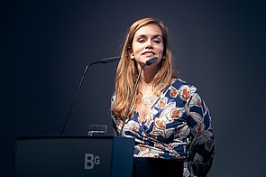 Natascha Gangl hält die Laudatio