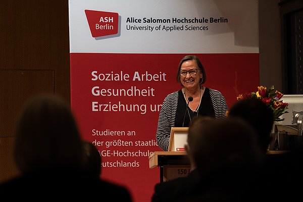 Prorektorin Dagmar Bergs-Winkels am Redner_innenpult.